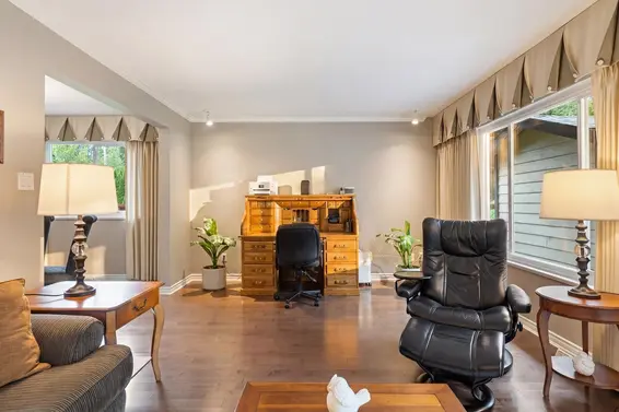 942 Montroyal Boulevard, North Vancouver For Sale - image 5
