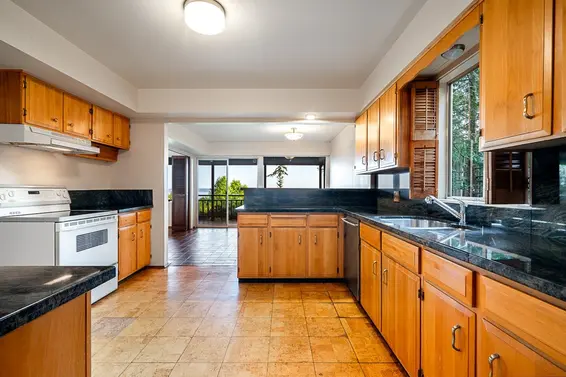 3898 Southridge Avenue, West Vancouver For Sale - image 21