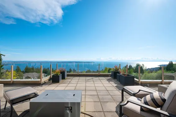 306 2575 Garden Court, West Vancouver