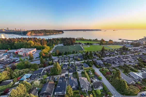 1075 Esplanade Avenue, West Vancouver For Sale - image 29