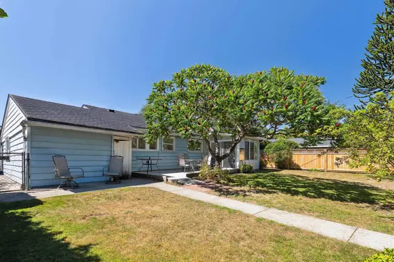 1386 Tatlow Avenue, North Vancouver For Sale - image 2