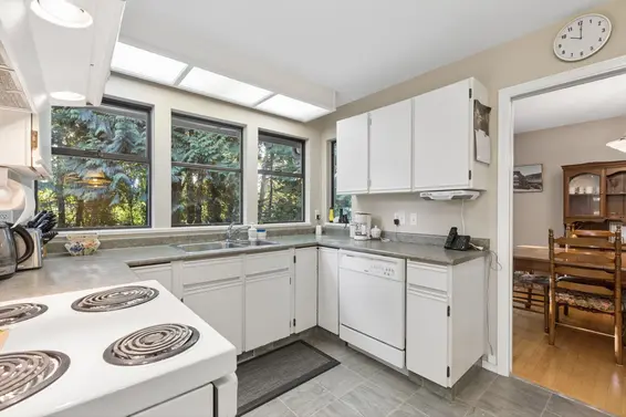 2102 Kirkstone Place, North Vancouver For Sale - image 9