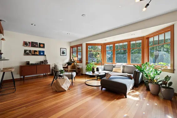 6524 Wellington Avenue, West Vancouver For Sale - image 2