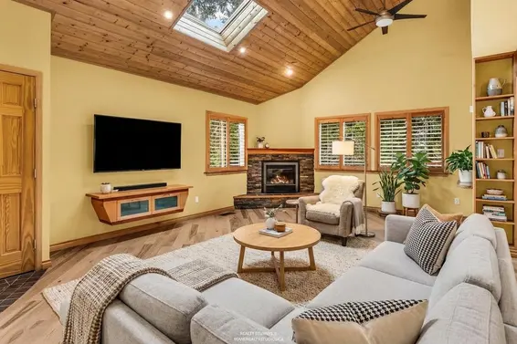 3859 Calder Avenue, North Vancouver For Sale - image 2