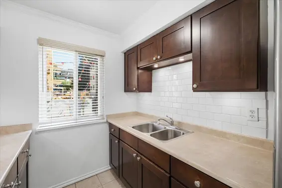202 212 Forbes Avenue, North Vancouver For Sale - image 4