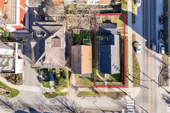 166 East 10th Street, North Vancouver