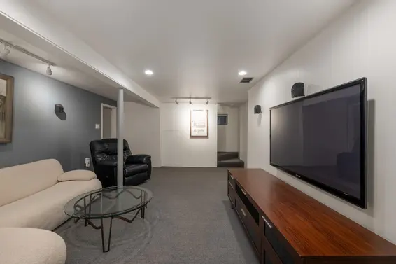 402 Brand Street, North Vancouver For Sale - image 35