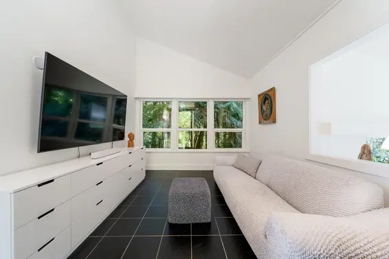3985 Bayridge Avenue, West Vancouver For Sale - image 11