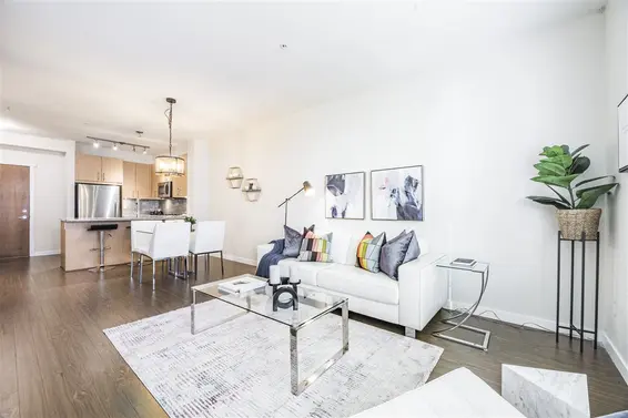 318 119 West 22Nd Street, North Vancouver