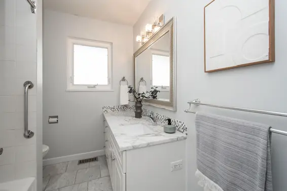 1179 Cloverley Street, North Vancouver For Sale - image 25
