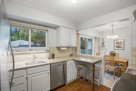 1852 Larson Road, North Vancouver For Sale - image 12