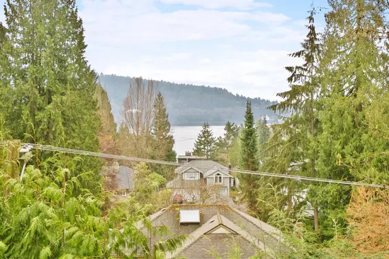 4622 Cove Cliff Road, North Vancouver For Sale - image 4