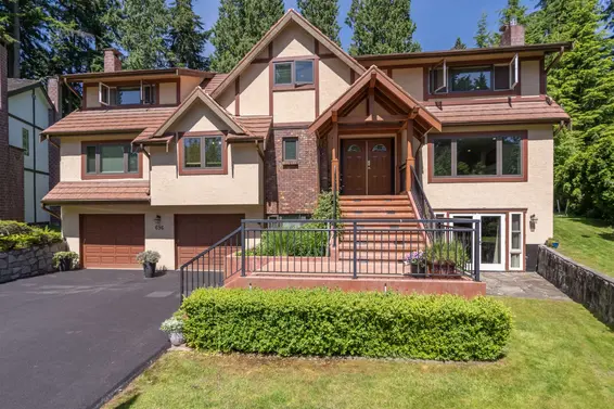 696 Wellington Place, North Vancouver For Sale - image 2