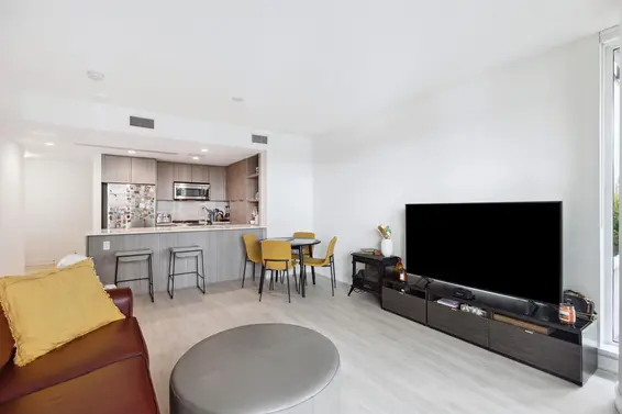 303 1401 Hunter Street, North Vancouver For Sale - image 4