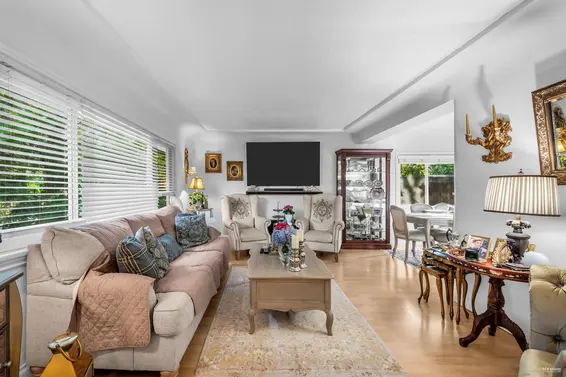 1052 Montroyal Boulevard, North Vancouver For Sale - image 2