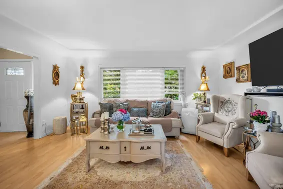 1052 Montroyal Boulevard, North Vancouver For Sale - image 4