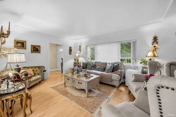 1052 Montroyal Boulevard, North Vancouver For Sale - image 5