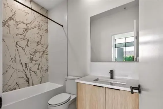 563 422 East 3rd Street, North Vancouver For Sale - image 4