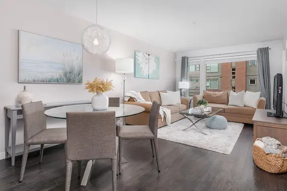 301 1673 Lloyd Avenue, North Vancouver