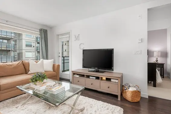 301 1673 Lloyd Avenue, North Vancouver For Sale - image 3