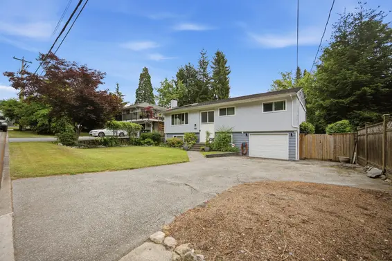 944 Tollcross Road, North Vancouver For Sale - image 3