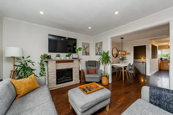 328 East 16th Street, North Vancouver For Sale - image 2