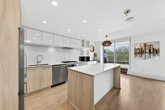 610 680 Seylynn Crescent, North Vancouver For Sale - image 3