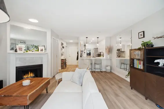 102 1535 Chesterfield Avenue, North Vancouver