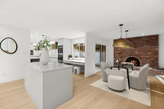 5540 Marine Drive, West Vancouver For Sale - image 11