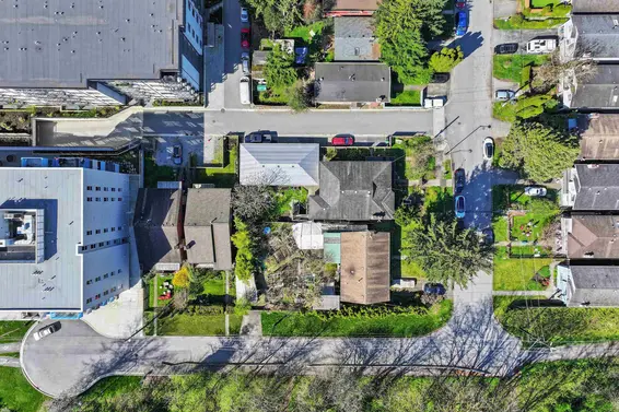 1583 Bond Street, North Vancouver For Sale - image 2