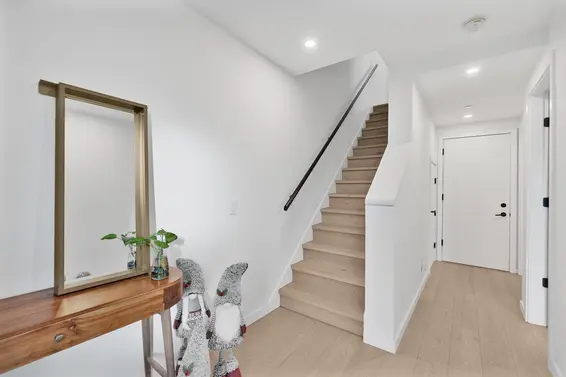 11 528 East 2nd Street, North Vancouver For Sale - image 3