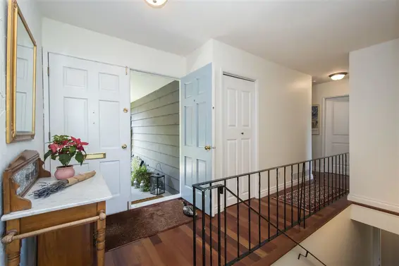 4566 Meadowbank Close, North Vancouver For Sale - image 12