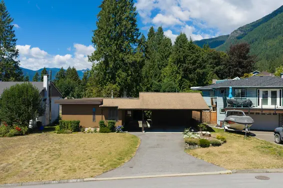 4568 Marineview Crescent, North Vancouver For Sale - image 2