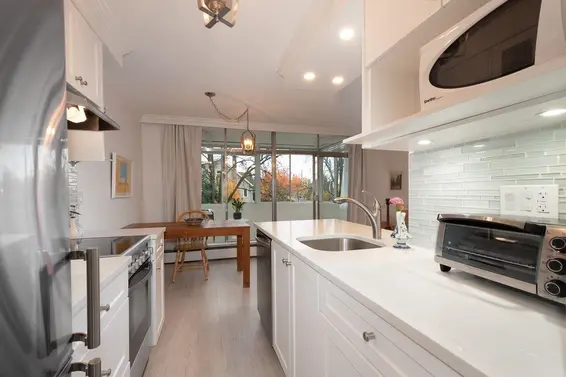 211 1425 Esquimalt Avenue, West Vancouver