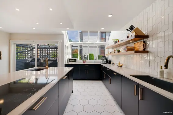 2022 Chesterfield Avenue, North Vancouver For Sale - image 11