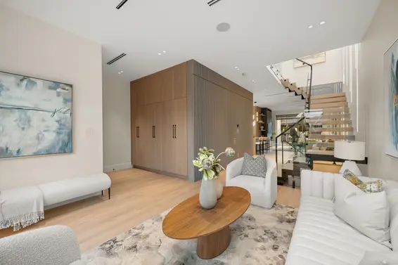 322 East 18 Street, North Vancouver For Sale - image 3