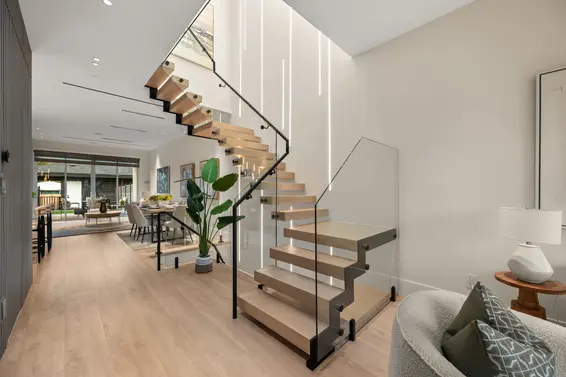 322 East 18 Street, North Vancouver For Sale - image 7