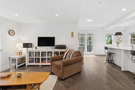 2 244 East 5th Street, North Vancouver For Sale - image 4