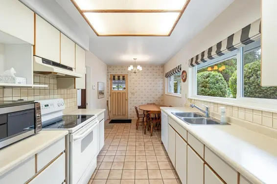 350 St James Crescent, West Vancouver For Sale - image 14