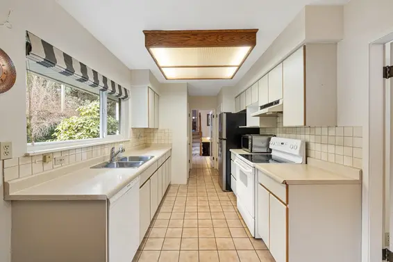 350 St James Crescent, West Vancouver For Sale - image 15