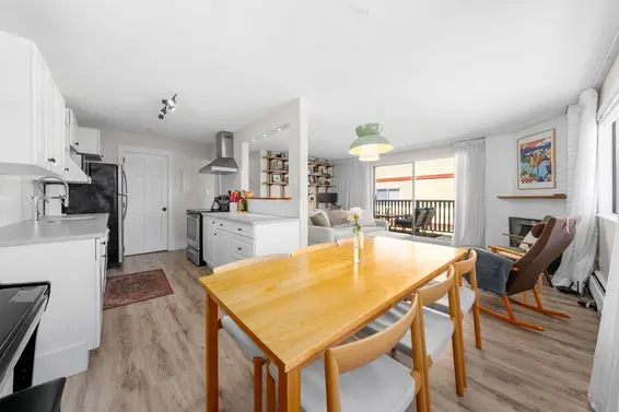 202 1610 Chesterfield Avenue, North Vancouver For Sale - image 2