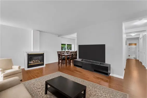 1 1420 Chesterfield Avenue, North Vancouver For Sale - image 2