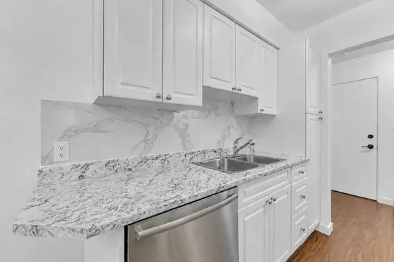 1 1420 Chesterfield Avenue, North Vancouver For Sale - image 6