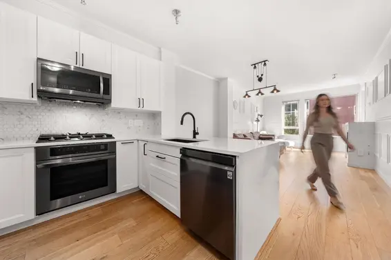 417 119 West 22nd Street, North Vancouver