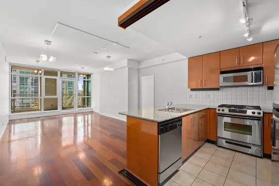 307 100 East Esplanade Avenue, North Vancouver For Sale - image 3