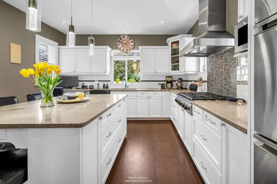 938 Beaumont Drive, North Vancouver For Sale - image 10