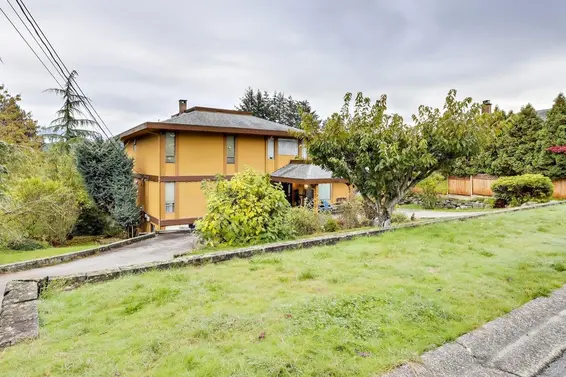 534 Beachview Drive, North Vancouver For Sale - image 1