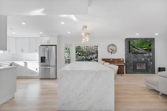 284 Montroyal Boulevard, North Vancouver For Sale - image 12