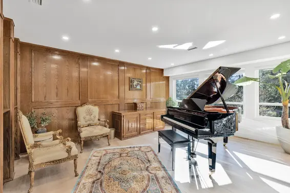 284 Montroyal Boulevard, North Vancouver For Sale - image 3