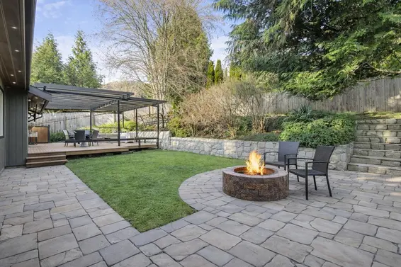 284 Montroyal Boulevard, North Vancouver For Sale - image 34